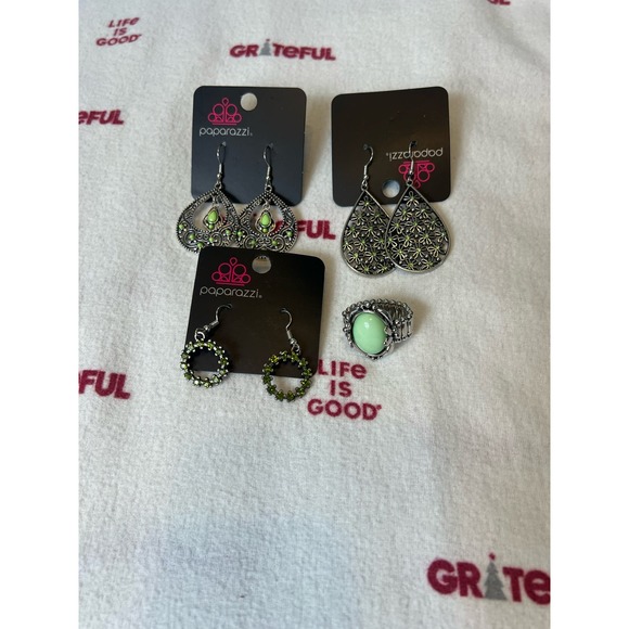 NWT Paparazzi set of 3 Green and silver earrings and ring - Picture 1 of 4